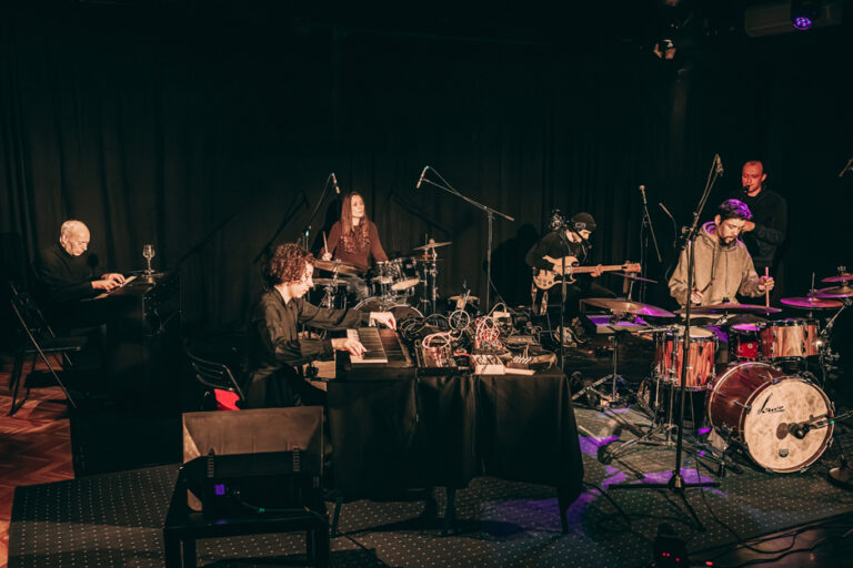 Impronedjeljak-Isabel-Anders-Subburben-Scena-Ribnjak-12.2.2026-47